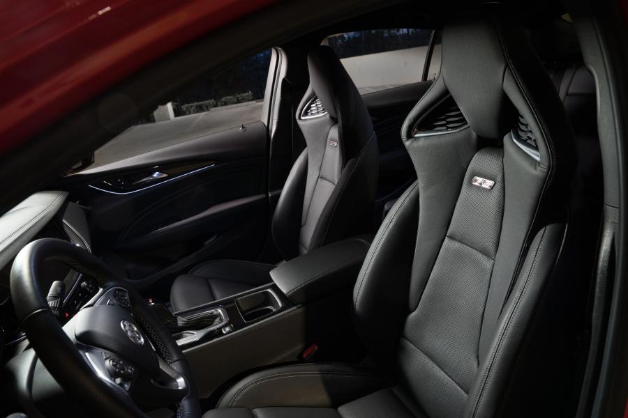 Интерьер Buick Regal GS 2017 года  (NA) (фото 21 из 33)